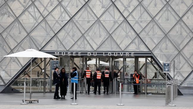 Insiden pencurian di Museum Louvre, Paris, Prancis, pada Minggu (19/10) siang kembali menyoroti kelemahan sistem keamanan museum terpopuler di dunia itu.