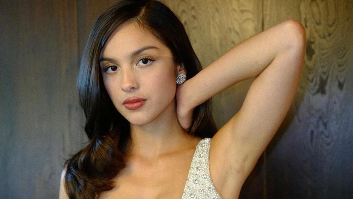 Olivia Rodrigo di Academy Museum Gala 2025. Ia mengenakan gaun Armani Privé vintage.