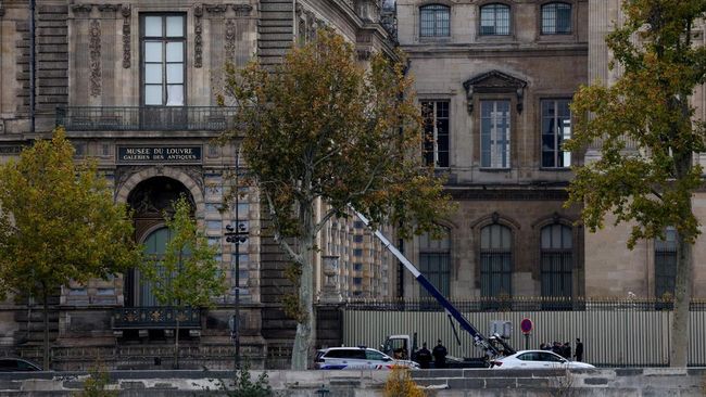 Perburuan besar-besaran sedang dilakukan polisi terhadap sekelompok pencuri yang melakukan perampokan di siang hari bolong di Museum Louvre, Paris.