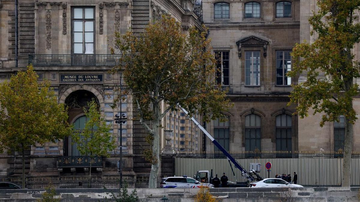 Perampokan di Siang Bolong Museum Louvre Paris, Permata Berharga Raib