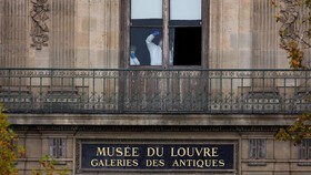 Kronologi 4 Menit Perampokan di Museum Louvre, 8 Perhiasan Dicuri