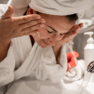 10 Penyebab Wajah Kusam Meski Sudah Rutin Cuci Muka, serta Cara Atasinya!