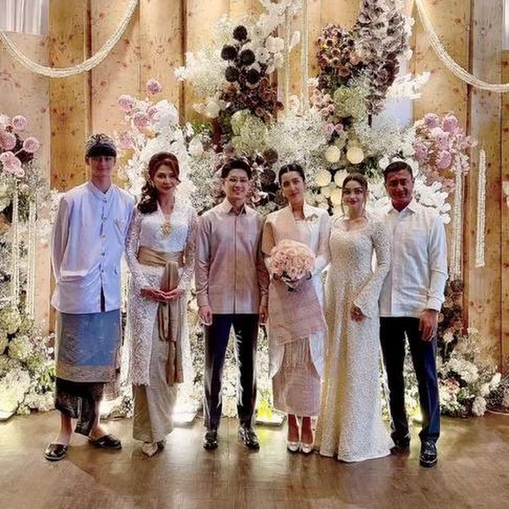 <p>Rassya dan Cleantha mengadakan acara pertunangan tertutup yang dihadiri oleh keluarga dan kerabat dekat pada Sabtu, 18 Oktober 2025. Dalam acara ini, Tamara Bleszynski hadir bersama anak keduanya Kenzou Leon, Bunda. Ayah Rassya yang juga mantan suami Tamara, yakni Teuku Rafly Pasya, juga terlihat mendampingi sang putra di acara pertunangannya. Perlu diketahui, Tamara dan Teuku Rafly Pasya telah resmi berpisah pada tahun 2007. (Foto: Instagram @tamarableszynskiofficial)</p>