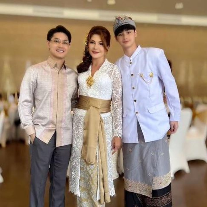 <p>Tamara juga mengunggah foto-foto acara pertunangan anaknya di Instagram. Aktris 50 tahun ini bahkan mem-<em>posting</em> fotonya bersama Rassya saat masih kecil. Tamara secara khusus mengungkapkan perasaan bahagianya karena sang putra akan segera melepas masa lanjang. "Sya&hellip;Seandainya kamu tahu perasaan mama hari ini. Mama tak berhenti meneteskan air mata, karena syukur yang begitu dalam. Sya&hellip; Seandainya ada rasa bangga yang paling tinggi di dunia, itulah rasa mama hari ini. Selamat ya, Sya @teukurassya sayang. Cinta ini selamanya, Mama," ungkap Tamaara. (Foto: Instagram @tamarableszynskiofficial)</p>