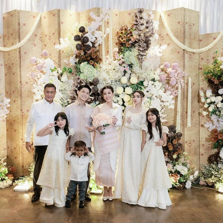 <p>Teuku Rafly Pasya terlihat didampingi istrinya, Nurah Syahfirah dan ketiga anak mereka. Melalui unggahan video yang dibagikan di Instagram, Nurah menuliskan doa dan harapan untuk kelancaran putra sambungnya menuju hari bahagia. "<em>Alhamdulillah</em>. <em>Masya Allah</em> hari ini di lancarkan dan di mudahkan, dan juga kedepan kalian selalu dalam lindungan Allah Aamiin. @teukurassya @cleanthaislan," tulis Nurah. (Foto: Instagram @nourahsheivirah)</p>