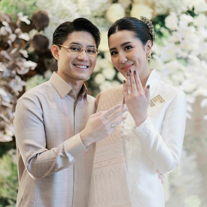 <p>Kabar bahagia datang dari keluarga aktris Tamara Bleszynski. Putra pertamanya, Teuku Rassya, resmi bertunangan dengan sang kekasih Cleantha Islan. Melalui unggahan di Instagram, Rassya membagikan momen spesial pertunangannya dengan Cleantha. "<em>Bismillah, 5 years of us and a forever to go</em>," tulisnya. (Foto: Instagram @teukurassya</p>
