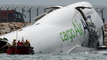 FOTO: Pesawat Kargo Tergelincir di Hong Kong, Dua Tewas