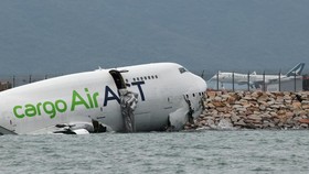 Pesawat Tergelincir di Hong Kong hingga Jatuh ke Laut, 2 Orang Tewas
