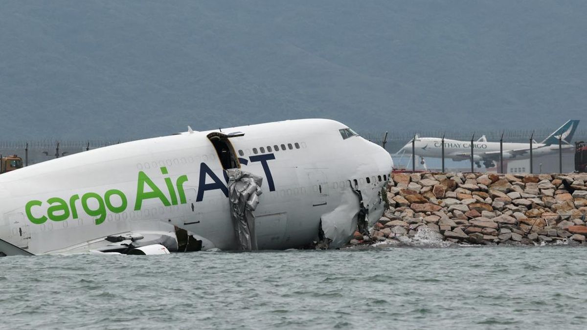 Pesawat Tergelincir di Hong Kong hingga Jatuh ke Laut, 2 Orang Tewas