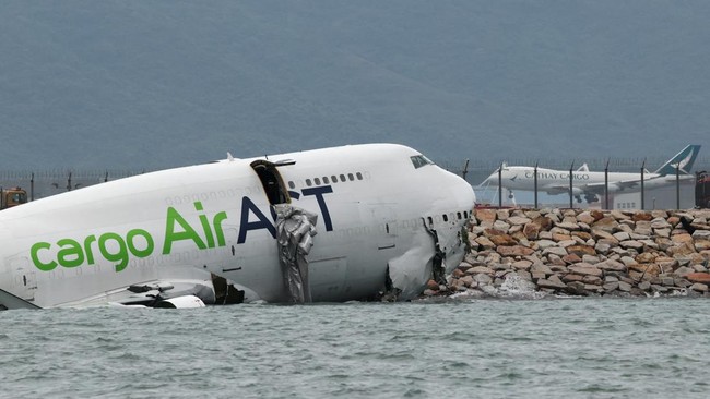 Pesawat Tergelincir di Hong Kong hingga Jatuh ke Laut, 2 Orang Tewas Sebuah pesawat kargo tergelincir dari landasan pacu ketika mencoba mendarat di Bandara Internasional Hong Kong hingga jatuh ke laut pada Senin (20/10).