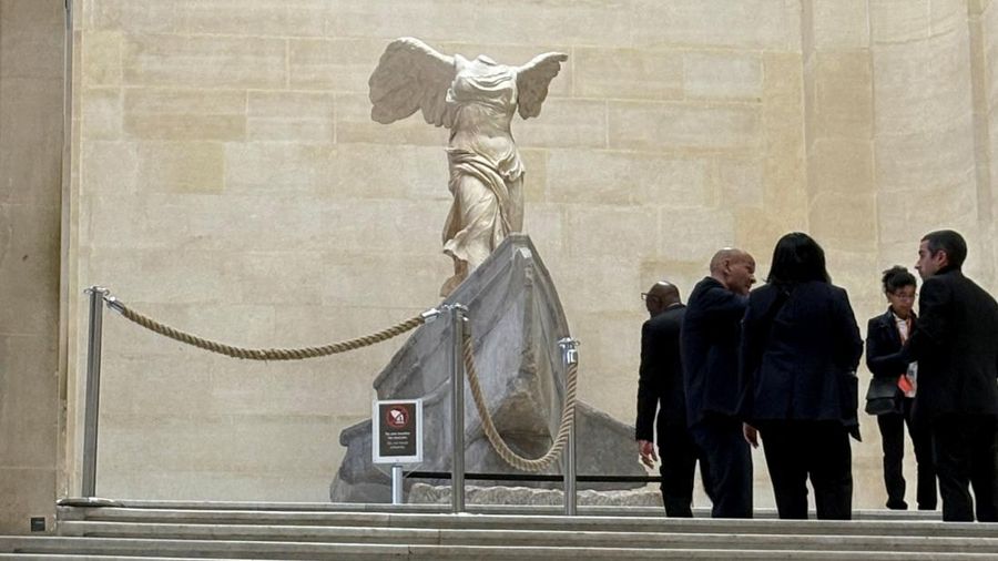 Petugas polisi forensik tiba di museum Louvre setelah adanya laporan perampokan, di Paris, Prancis, 19 Oktober 2025. (REUTERS/Gonzalo Fuentes)