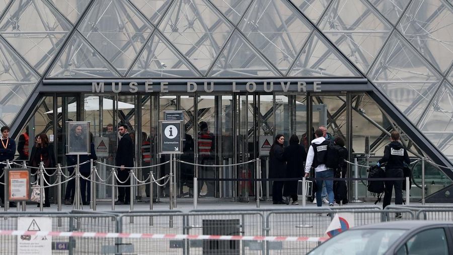 Petugas polisi forensik tiba di museum Louvre setelah adanya laporan perampokan, di Paris, Prancis, 19 Oktober 2025. (REUTERS/Gonzalo Fuentes)