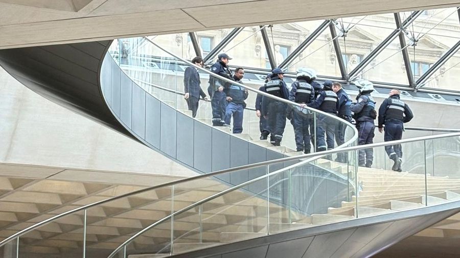 Petugas polisi forensik tiba di museum Louvre setelah adanya laporan perampokan, di Paris, Prancis, 19 Oktober 2025. (REUTERS/Gonzalo Fuentes)