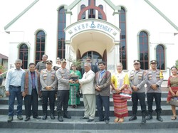 Polres Inhu Turun ke Gereja, Sebar Pesan Kamtibmas dan Tanam Pohon