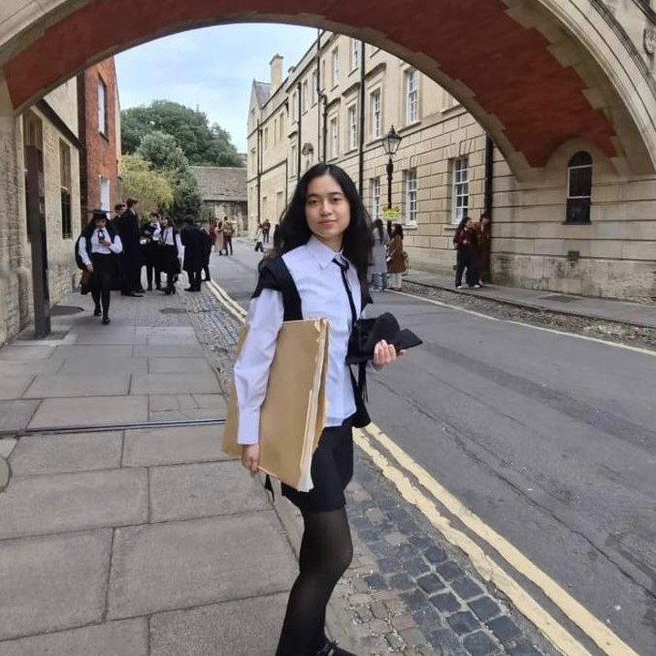<p>Tak hanya itu, Bunda dua anak ini juga bercerita bahwa Serra diterima di Oxford berkat hasil portfolionya yang luar biasa. &ldquo;Masuk ke Oxford lewat portofolio, memang sudah ditakdirkan untuk bekerja dengan kertas dan kanvas,&rdquo; tambah Angie. (Foto: Instagram @angie_virgin)</p>