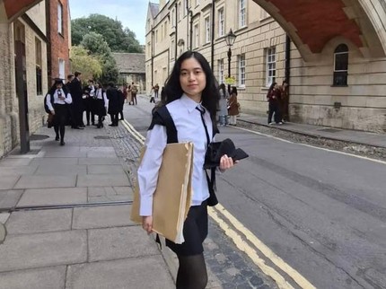 Potret Angie Virgin Antar Sang Putri Kuliah di University of Oxford Inggris