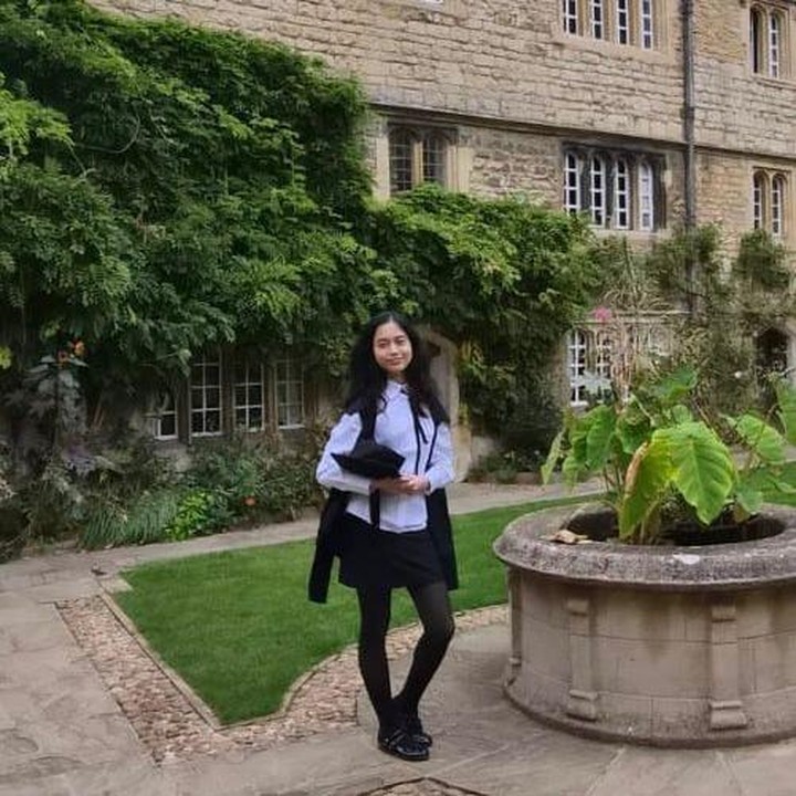 <p>Belum lama ini, putri pertamanya, Serra Abbie Luthena, diterima di salah satu universitas paling bergengsi di dunia, yakni University of Oxford, Inggris. Kini, Serra sudah mulai masuk kuliah dan menjalani hari-harinya sebagai mahasiswa baru, Bunda. (Foto: Instagram @angie_virgin)</p>