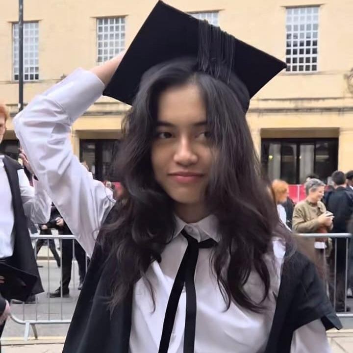 <p>Lewat unggahan di Instagram miliknya, Angie menuliskan ucapan selamat untuk sang putri. &ldquo;<em>Congrats @sierra_abbie you are officially an Oxford student</em>,&rdquo; tulis Angie. (Foto: Instagram @angie_virgin)</p>