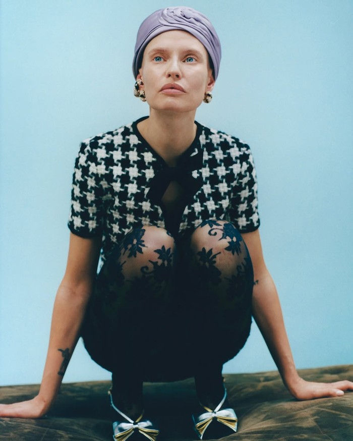 Bianca Balti mengaku kecewa. Ia berharap pengalamannya bisa membuka mata industri mode akan pentingnya inklusi dan representasi perempuan dalam berbagai kondisi hidup/Foto: Instagram.com/Biancabalti