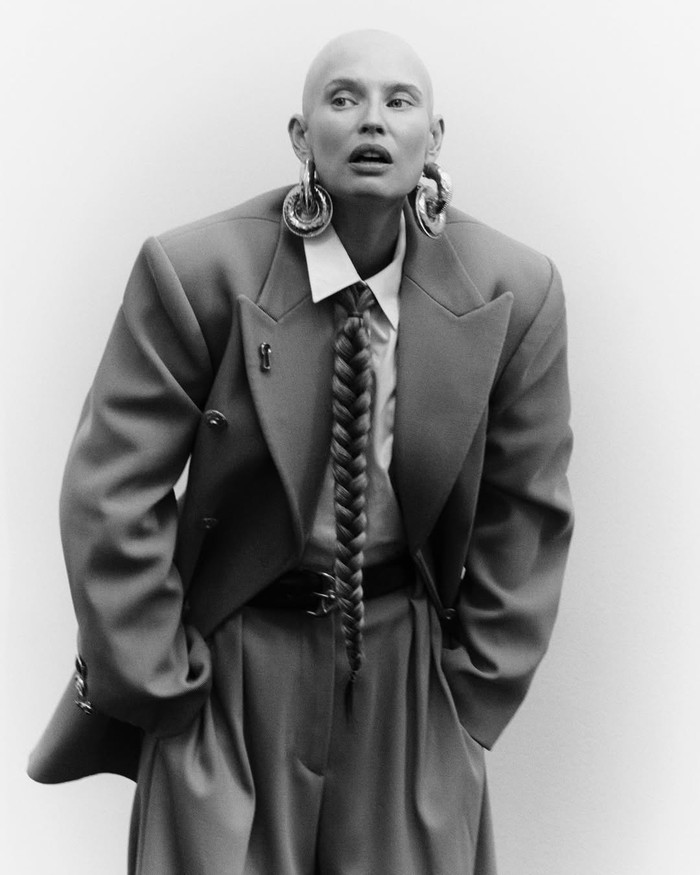 Bianca Balti berpendapat runway tidak melulu jadi ajang glamor.  Runway seharusnya juga ruang bagi keberanian dan kejujuran manusia./Foto: Instagram.com/Biancabalti