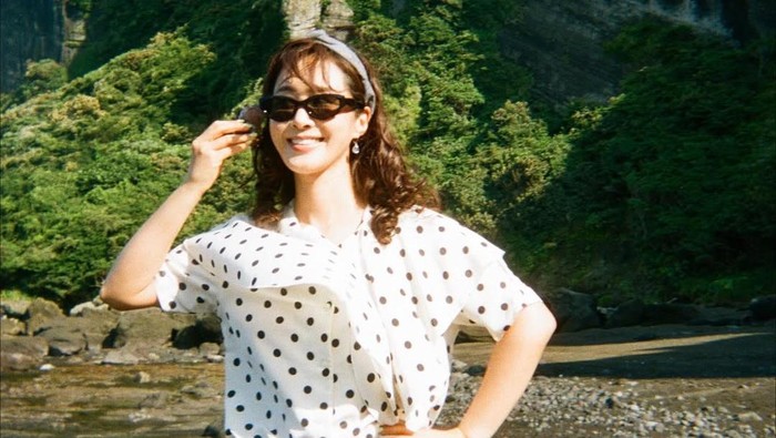 Curi Atensi, Simak Deretan Potret Yuri SNSD dengan Gaya Retro di Pulau Jeju