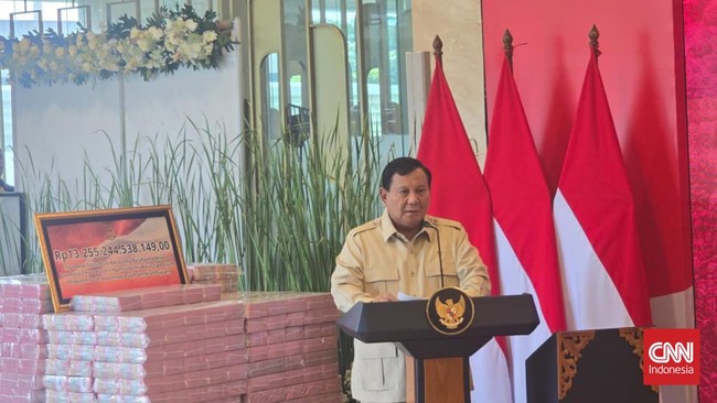 Presiden Prabowo Subianto hadir dalam penyerahan uang sitaan korupsi CPO sebesar Rp13,2 triliun oleh Kejagung, didampingi pejabat tinggi lainnya.