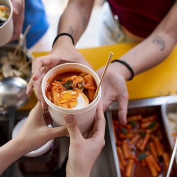 Top 5 List: Rekomendasi Stasiun KRL Jabodetabek yang Jadi Surganya Jajanan Enak