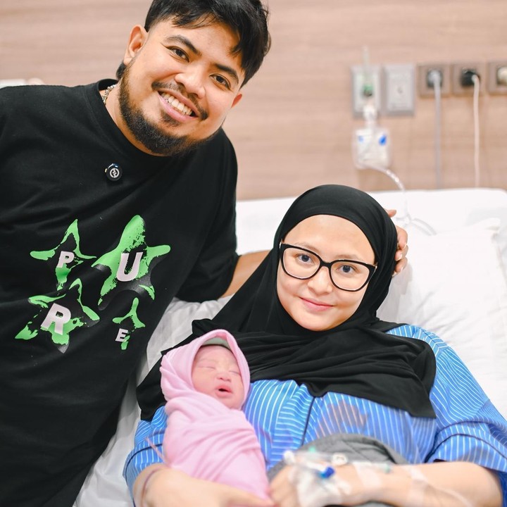 <p>Istri aktor dan komika Rigen, Indah Ningtyas, melahirkan anak ketiganya pada 25 Maret 2025. Indah mengaku kehamilan ketiga ini didapatnya setelah tiga bulan pasang alat kontrasepsi IUD. Meski mengaku kaget, Indah tetap merasa bersyukur diberikan momongan lagi. Apalagi, ia mendapat dukungan dari keluarga dan sahabat di kehamilan ketiganya tersebut. (Foto: Instagram @indhningtys/ @rigensih)</p>