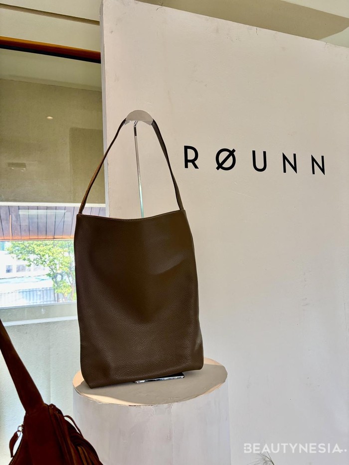 ROUNN Jennie Tote. Punya desain minimalis dan slouchy. Muat banyak barang termasuk laptop.