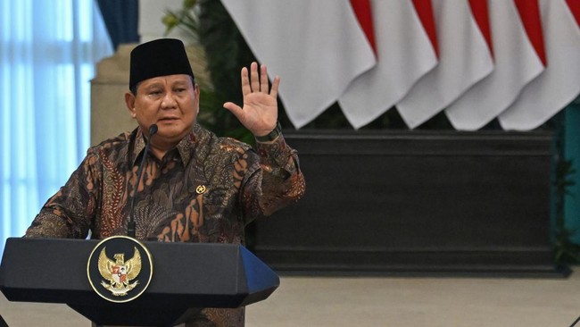 Prabowo Dipanggil Jokowi Saat Tiba di KTT ASEAN Malaysia Momen tersebut terjadi saat para kepala negara ASEAN tiba di Kuala Lumpur Convention Centre (KLOCC) dan disambut Perdana Menteri Malaysia Anwar Ibrahim.