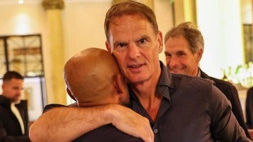 Berita Panas dari Dunia Sport CNN : Simon Posting Peluk Frank de Boer, Netizen Sebut Kode ke Timnas?