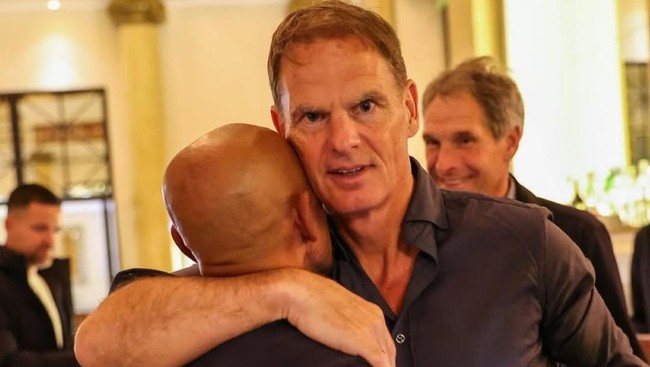 Kepala Pencari Bakat Timnas Indonesia, Simon Tahamata, buat heboh media sosial setelah mengunggah foto kebersamaannya dengan Frank de Boer dan Archil Arveladze.