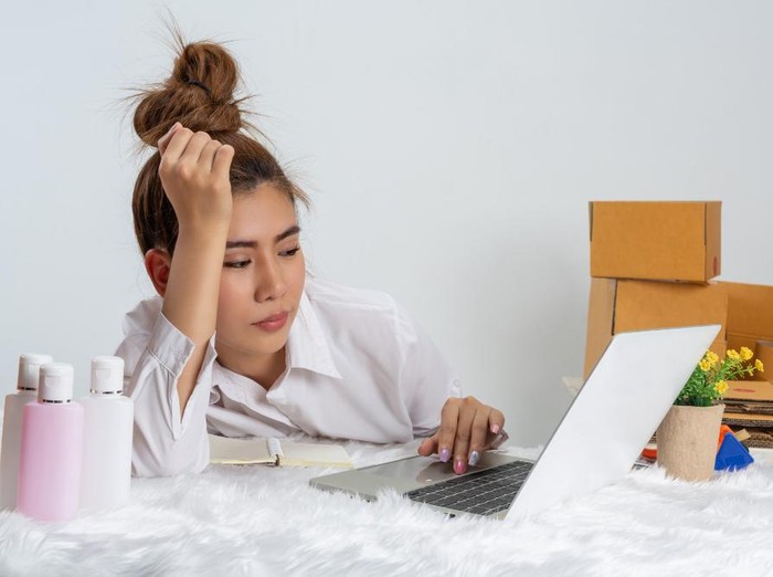 Kesulitan fokus dan menurunnya produktivitas sering kali bukan karena malas, melainkan tanda otakmu kelelahan secara emosional. Dalam psikologi, kondisi ini menunjukkan bahwa pikiranmu butuh istirahat agar dapat kembali berfungsi optimal.