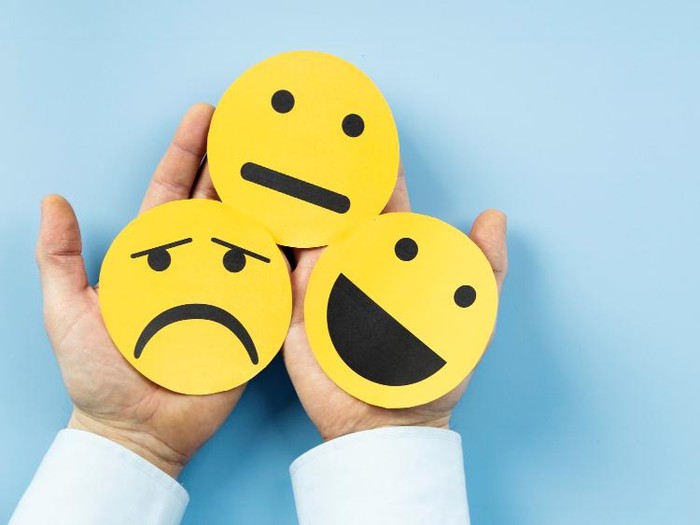 Sulit mengontrol emosi bisa menjadi tanda bahwa kamu sedang mengalami kelelahan emosional. Secara psikologis, hal ini terjadi karena energi mental menurun sehingga kemampuan mengatur emosi pun melemah.