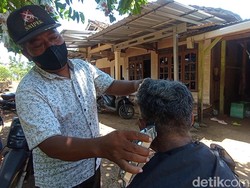 Unik! Ada Tukang Cukur Keliling Naik Motor di Pati-Jepara Unik! Ada Tukang Cukur Keliling Naik Motor di Pati-Jepara