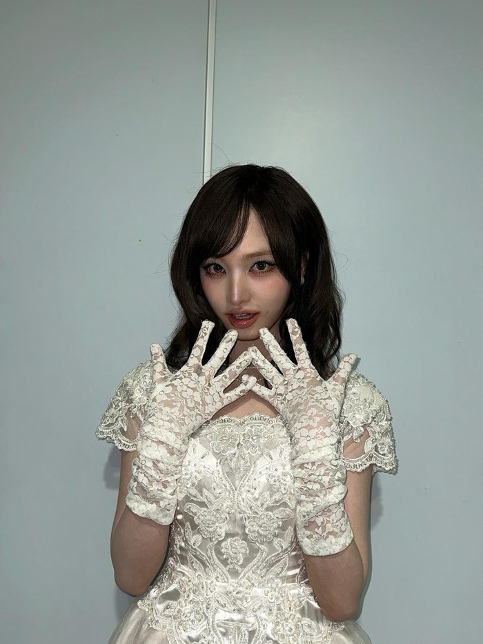 Tampil di ‘Hangout With Yoo - ‘80s MBC Seoul Song Festival’ dengan gaya berpakaian dan makeup ala tahun 80-an, kecantikan Liz IVE berhasil membuat para penonton terkagum-kagum sehingga ramai diperbincangkan di media sosial./ Foto: instagram.com/liz.yeyo