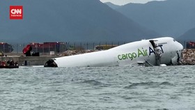 VIDEO: Pesawat Cargo Tergelincir-Jatuh ke Laut di Hong Kong, 2 Tewas