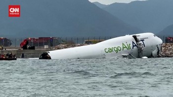 VIDEO: Pesawat Cargo Tergelincir-Jatuh ke Laut di Hong Kong, 2 Tewas