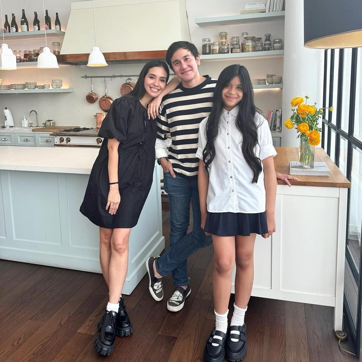 <p>Vino G Bastian dan Marsha Timothy resmi menikah pada 20 Oktober 2012. Pada Juli 2013, Marsha melahirkan anak pertamanya dari Vino. Anak pertama berjenis kelamin perempuan ini diberi nama Jizzy Pearl Bastian. Saat ini, Jizzy sudah berusia 12 tahun, Bunda. (Foto: Instagram @vinogbastian__/ @marshatimothy)</p>