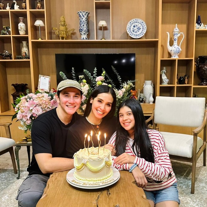 <p>Di Instagram, Vino dan Marsha sering membagikan momen kebersamaan, terutama di hari-hari spesial. Pada Januari lalu, Vino mengunggah foto bersama istri dan putrinya di Instagram. Foto tersebut diambil saat keluarganya merayakan ulang tahun Marsha yang ke-46 tahun. "<em>If you want to change the world, go home and love your family</em>. Mother Teresa." tulis Vino di unggahan ini. (Foto: Instagram @vinogbastian__/ @marshatimothy)</p>