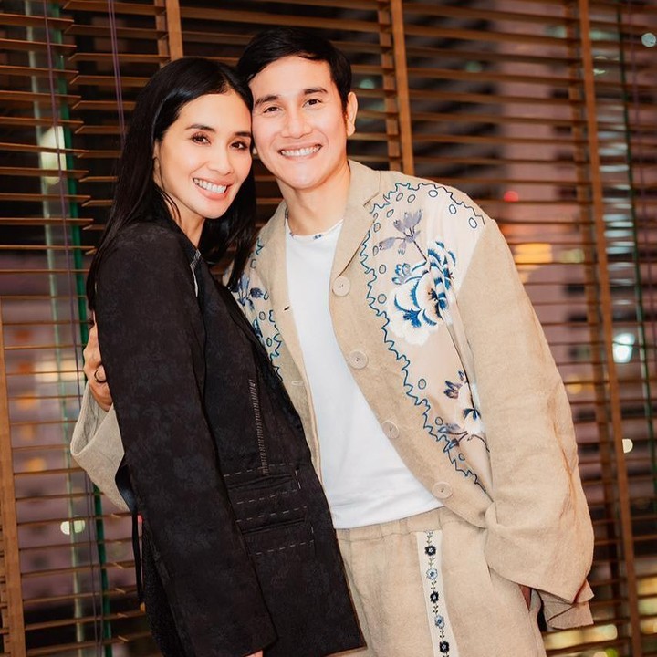 <p>Melalui unggahan di Instagram, Vino dan Marsha membagikan video 13 tahun lalu, saat keduanya menggelar acara pernikahan. Di video ini, Marsha sempat terlihat meneteskan air mata ketika meminta restu dari sang Bunda. "<em>Youuu &amp; Meee&hellip; alwayssss&hellip; and forever</em> #13yearsago #20oktober #Alhamdulillah," tulis keduanya dalam caption unggahan video. (Foto: Instagram @vinogbastian__/ @marshatimothy)</p>