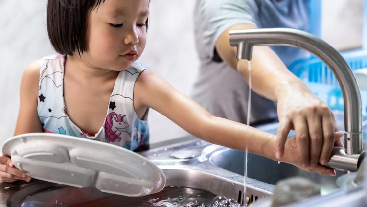 Viral Warteg Bayi di Bandung, Anak Cuci Piring Sendiri Bisa Dapat Hadiah Squishy Viral Warteg Bayi di Bandung, Anak Cuci Piring Sendiri Bisa Dapat Hadiah Squishy