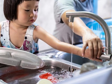 Viral Warteg Bayi di Bandung, Anak Cuci Piring Sendiri Bisa Dapat Hadiah Squishy