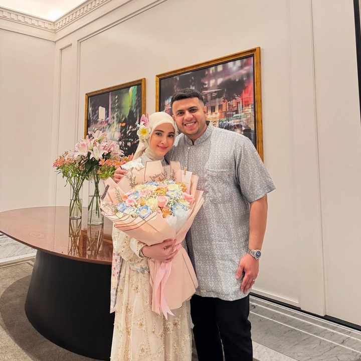 <p>Lebih dari sekadar<em> postingan</em>, kakak Fadil Jaidi itu juga menuliskan kata-kata menyentuh untuk istrinya. &ldquo;<em>Happy Anniversary</em> sayangku. Terimakasih <em>@miskashf</em> sudah jadi istri dan ibu yang baik,&rdquo; tulis Yislam, dikutip dari laman Instagram <em>@yislamaljaidi,</em> Senin (20/10/2025).&nbsp;(Foto: Instagram@yislamaljaidi)</p>