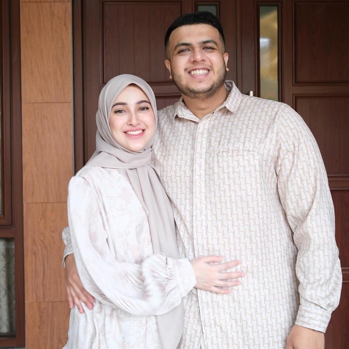 <p>Yislam Aljaidi atau yang lebih dikenal dengan panggilan dr. Yislam, baru saja merayakan ulang tahun pernikahan pertamanya dengan istri tercinta, Miskah, Shafa, pada Minggu (19/10/2025). (Foto: Instagram@miskashf)</p>
