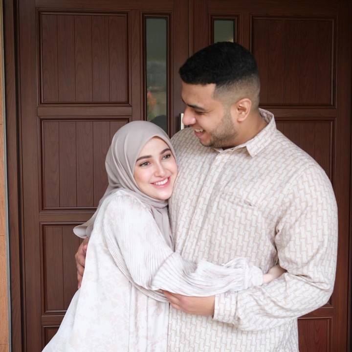 <p>Tentu saja <em>postingan</em> sang dokter pun langsung dibanjiri komentar netizen yang ikut gemas melihat editan videonya. &ldquo;Bisa <em>sweet</em> juga beliau ini, tapi editannya masih khas generasi sebelumnya banget. Semoga <em>samawa till jannah</em>, aamiin,&rdquo; tulis akun <em>@aw****.</em> &ldquo;Gemeshnaaa selamat <em>anniv @miskashf</em> bahagia selaluuu sama aishaa dan bang Yislaaam,&rdquo; tulis akun <em>@ay****.</em> &ldquo;Lucu banget pak dokter, ternyata bisa <em>sweet</em> juga,&rdquo; tulis akun <em>@nnissa_x****.</em> (Foto: Instagram@miskashf)</p>