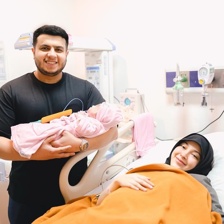 <p>Yislam dan Miskah menikah pada 19 Oktober 2024. Dalam setahun menikah, kebahagiaan mereka telah bertambah dengan kehadiran bayi perempuan yang lahir pada 28 Juli 2025. Sang putri diberi nama Aisha.&nbsp;(Foto: Instagram@miskashf)</p>