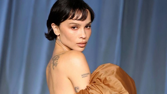 Zoe Kravitz di Academy Museum Gala 2025. Ia mengenakan busana Saint Laurent.
