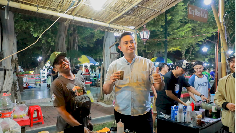 Suasana Alun-Alun Klaten, Sabtu malam (18/10), dipenuhi aroma kopi yang menggoda.