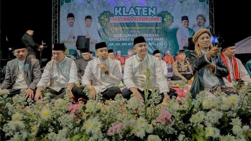 Pemerintah Kabupaten (Pemkab) Klaten menggelar kegiatan Klaten Berdzikir dan Bersholawat (KBBS) bersama Majelis Dzikir dan Sholawat Gandrung Nabi